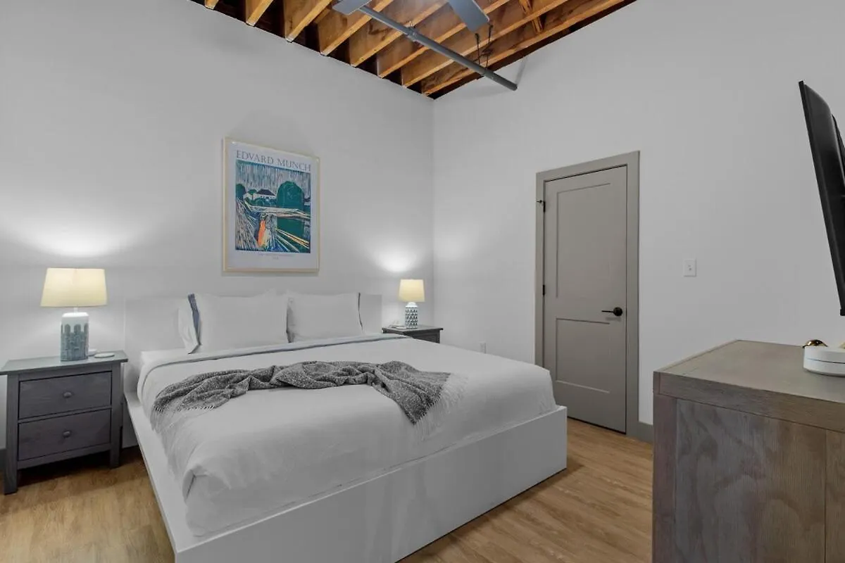 Apartment Stay In Style! Stunning River View - King Bed Saint Louis