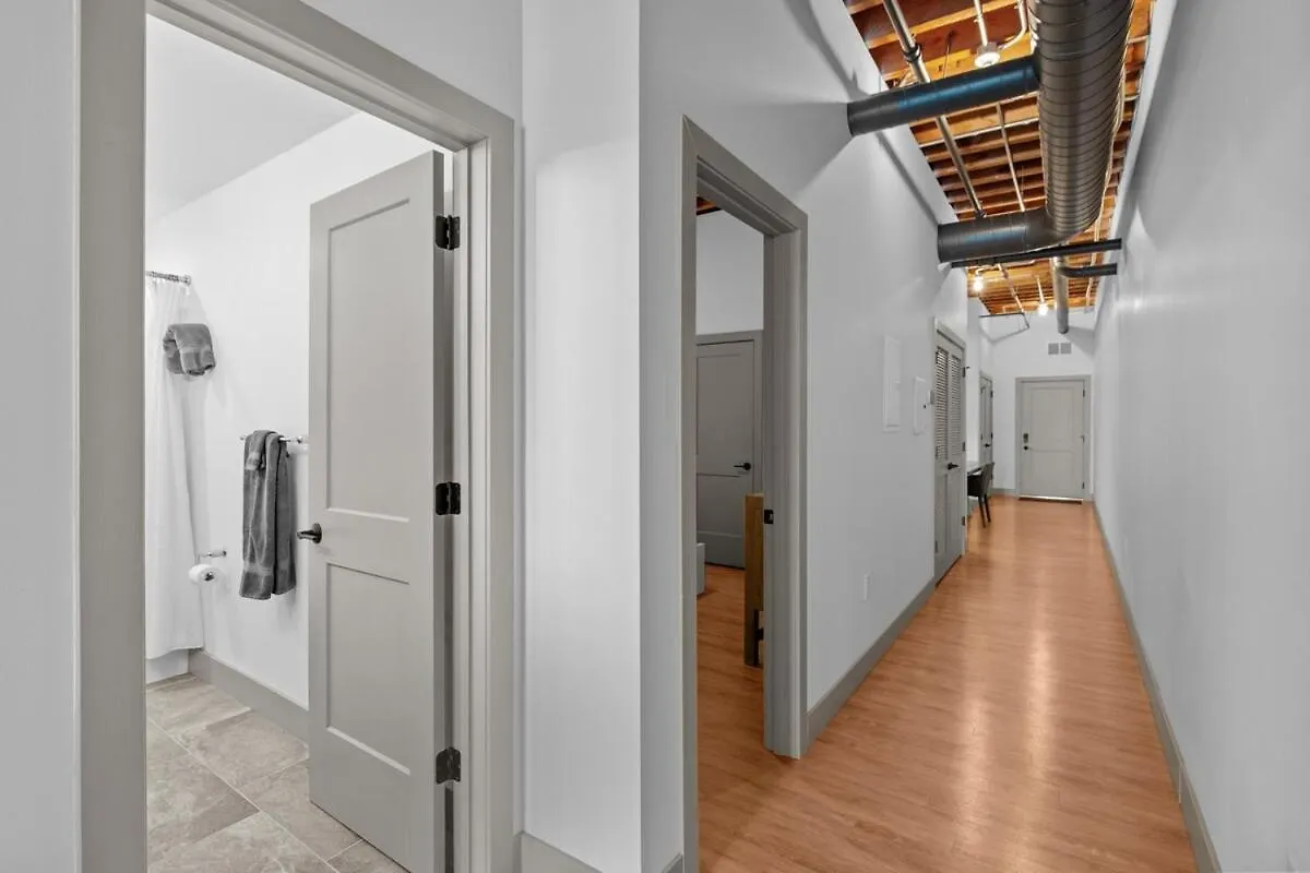 Stay In Style! Stunning River View - King Bed Saint Louis Apartment